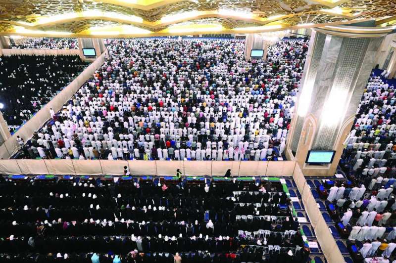 
جوانب المسجد الكبير غصّت بالمصلين رجالاً ونساء
