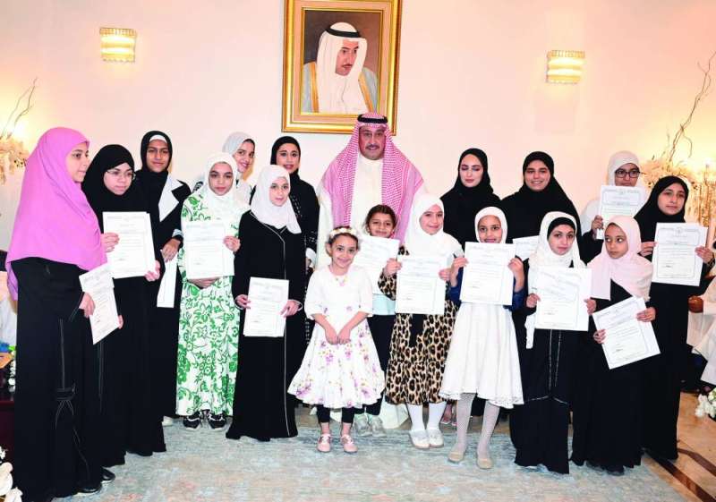 فيصل الحمود يتوسط الفائزات في المسابقة (تصوير نايف العقلة)