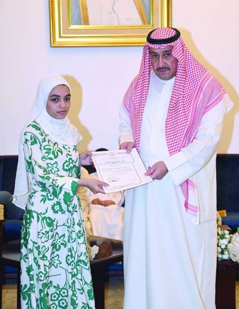 تكريم إحدى الفائزات