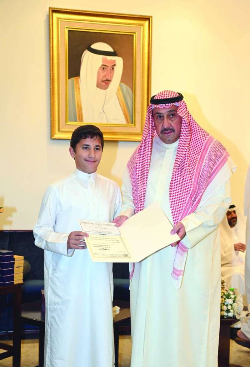 تكريم أحد الفائزين