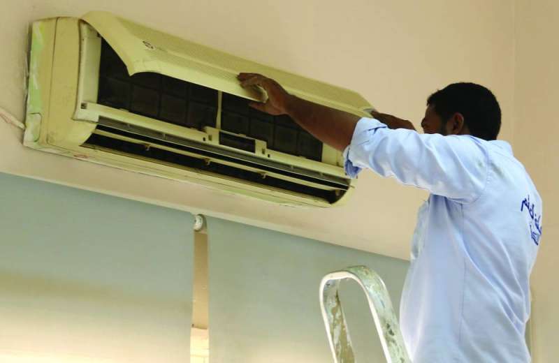 جانب من صيانة التكييفات