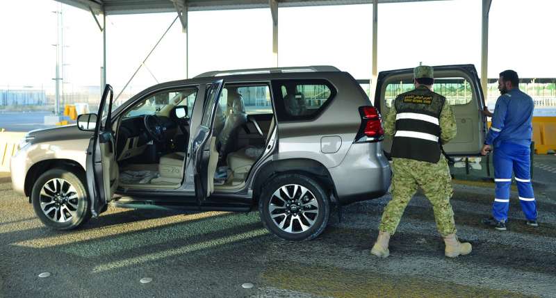 
تفتيش إحدى المركبات قبل الدخول للمنشأة النفطية