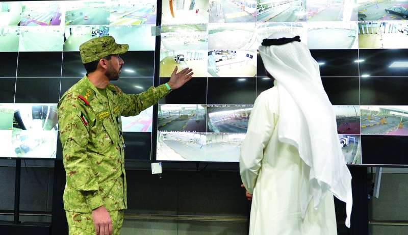 
العقيد السميري يشرح للزميل نايف كريم آلية المراقبة عبر الشاشات