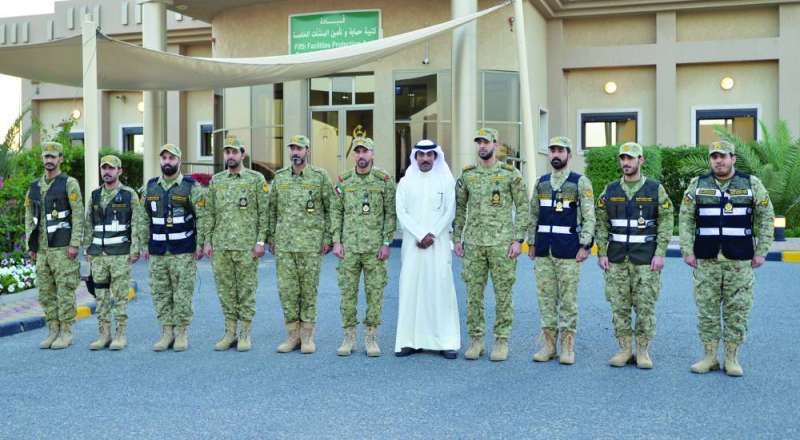 
الزميل نايف كريم يتوسط ضباط وأفراد الكتيبة الخامسة لحماية المنشآت النفطية 		(تصوير سعود سالم)