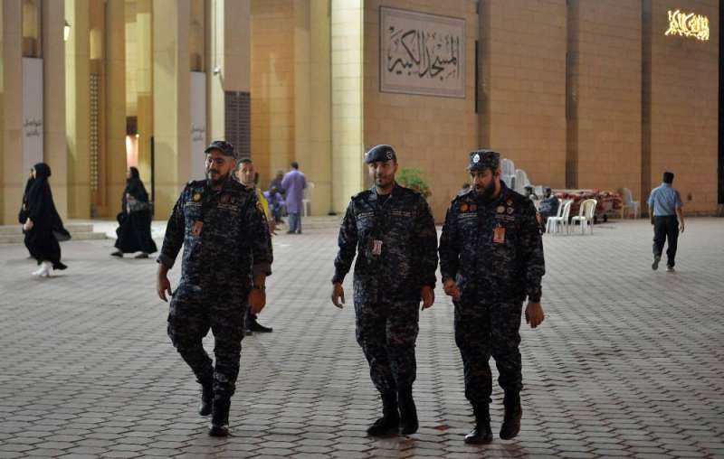 رجال أمن لدى تأمين صلاة القيام في المسجد الكبير (تصوير: سعود سالم)
