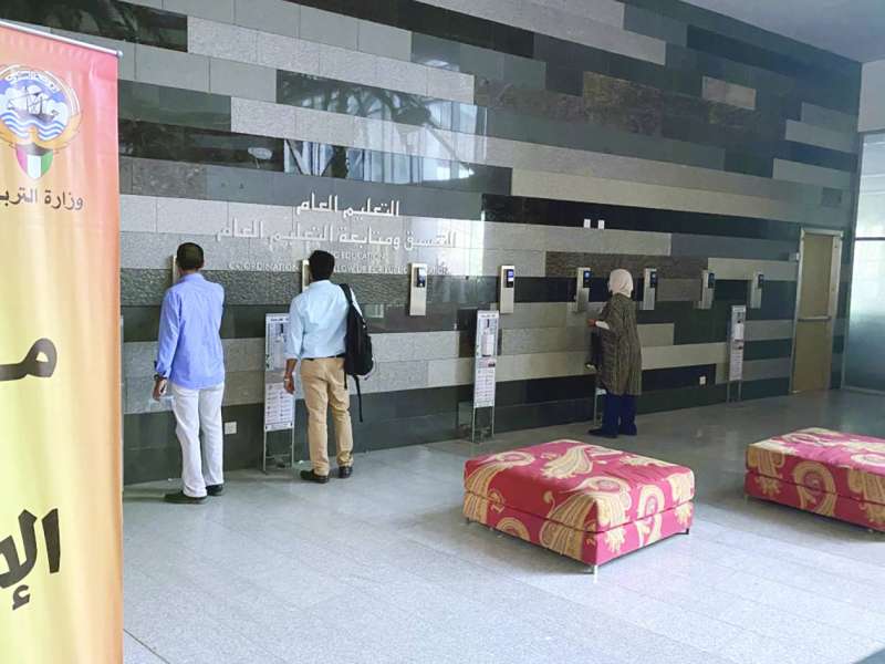 نصف ساعة بين بصمة الموظف وزميله في «التربية» 