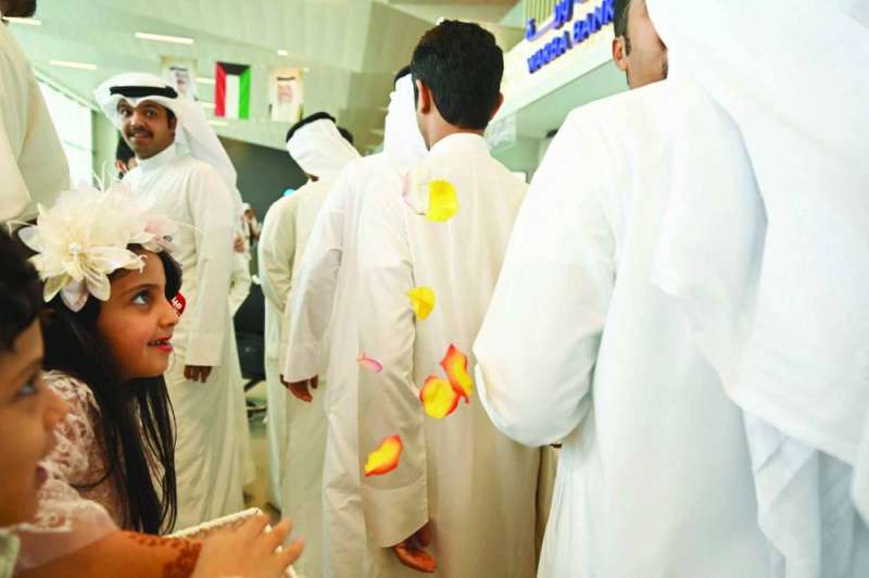 نثر الورود فوق رؤوس العائدين