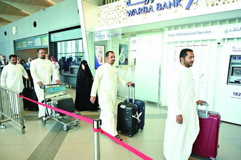 
بعض العائدين من السودان لدى خروجهم من المطار 	 (تصوير أسعد عبدالله)