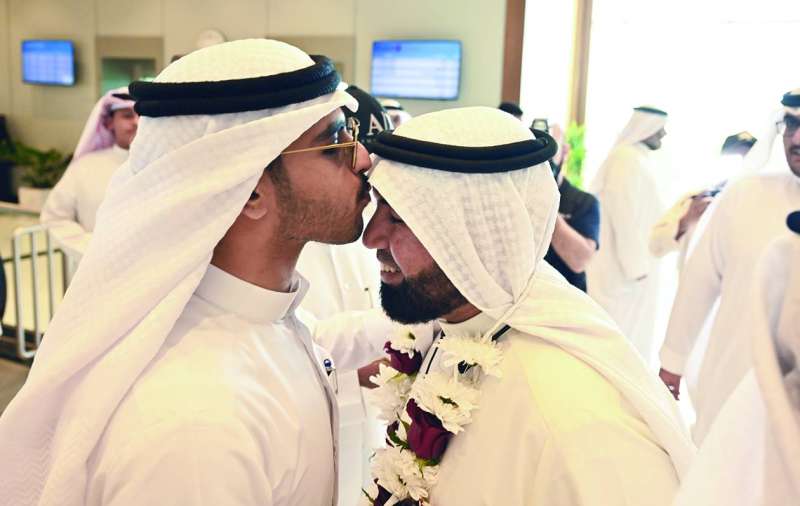 قبلة على جبين أحد العائدين