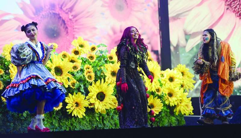 زين وشجرة التفاح مع فزاعة القش 