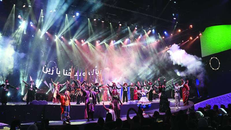 نجوم «لا شيء أبداً كزين» في تحية الجمهور 