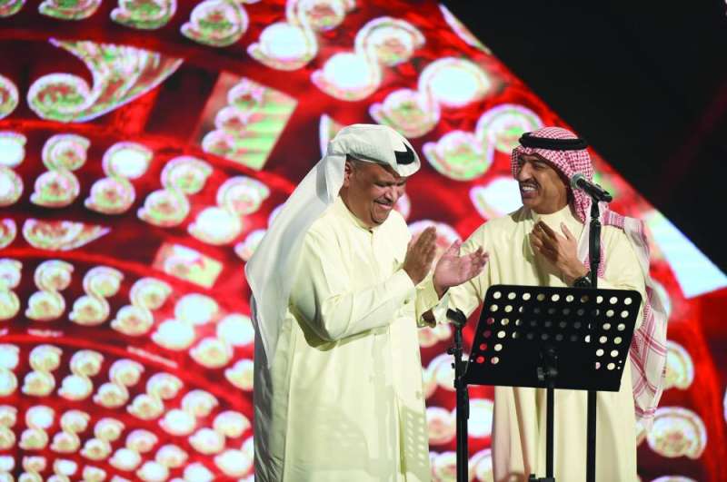 أصيل أبو بكر برفقة نبيل شعيل خلال أداء «الدويتو» 