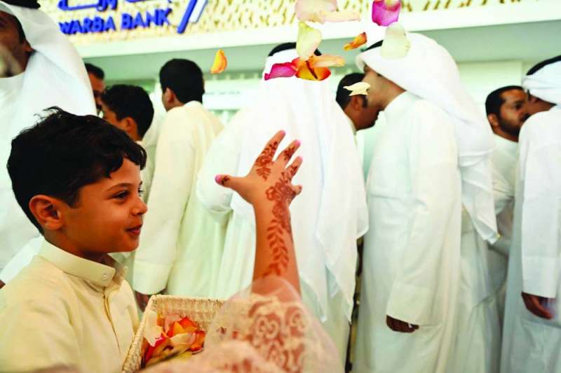 
استقبال المواطنين العائدين من السودان لدى وصولهم مطار الكويت 	(تصوير أسعد عبدالله)