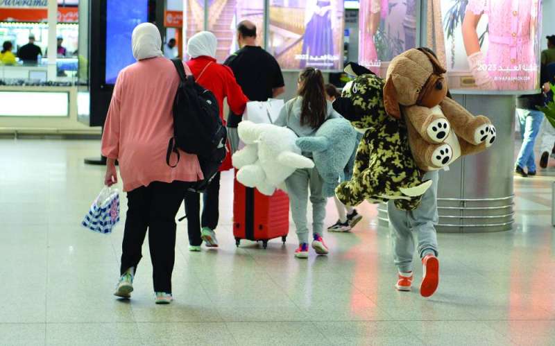 
عودة مع الهدايا
