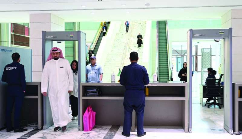 موظفون إلى مكاتبهم