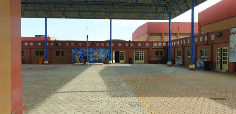 
ساحة العلم خالية في بداية الدوام 	(تصوير سعود سالم)