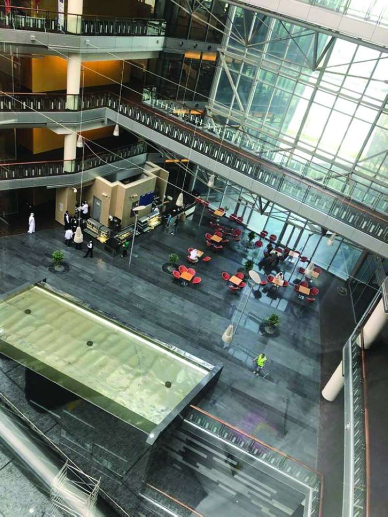 بهو مبنى وزارة التربية شبه خالٍ