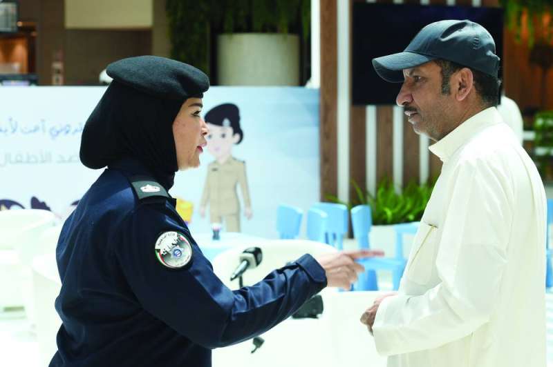 
الرائد سارة جميل في حديث مع مواطن
