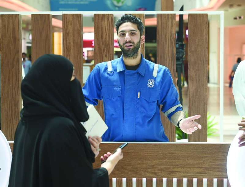 
موظف يرد على استفسارات الزوار
