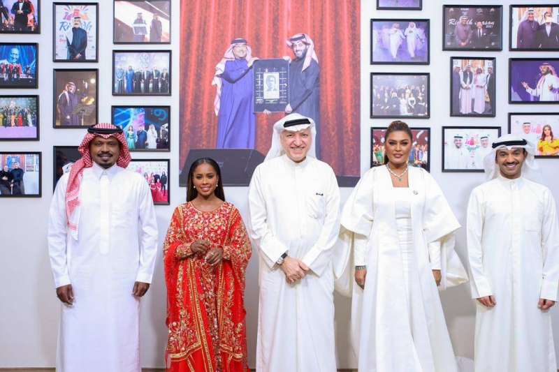 الرئيس التنفيذي لشركة روتانا سالم الهندي يتوسط نجوم الليلة مطرف المطرف ووعد وداليا مبارك وراشد الفارس
 