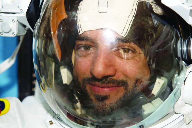 سلطان النيادي... أول عربي يسير في الفضاء