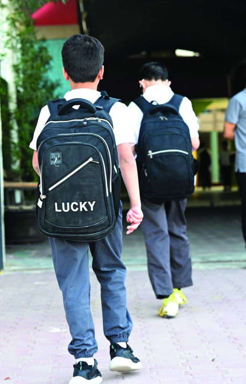 
عدد من طلبة الابتدائي إلى مدرستهم
