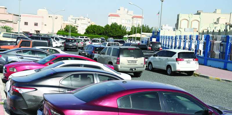 
زحام أمام إحدى المدارس
