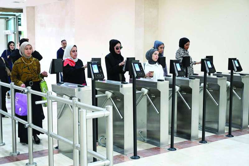 
موظفات يبصمن قبل مباشرة الدوام