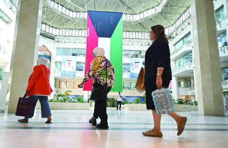 موظفات إلى العمل