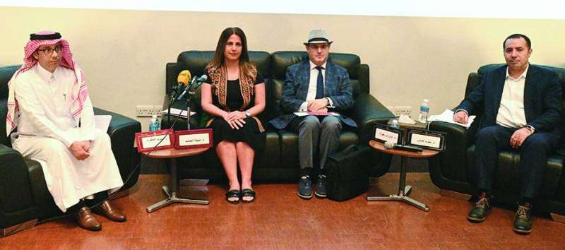 
شيخة الجاسم متوسطة عدداً من المتحدثين في المؤتمر 	 (تصوير نايف العقلة)