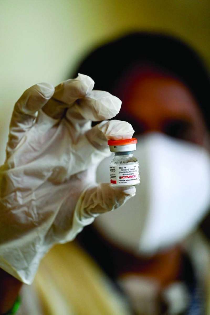 
ممرضة هندية تعرض أحد اللقاحات المضادة لـ «كوفيد»	 (ا ف ب)
