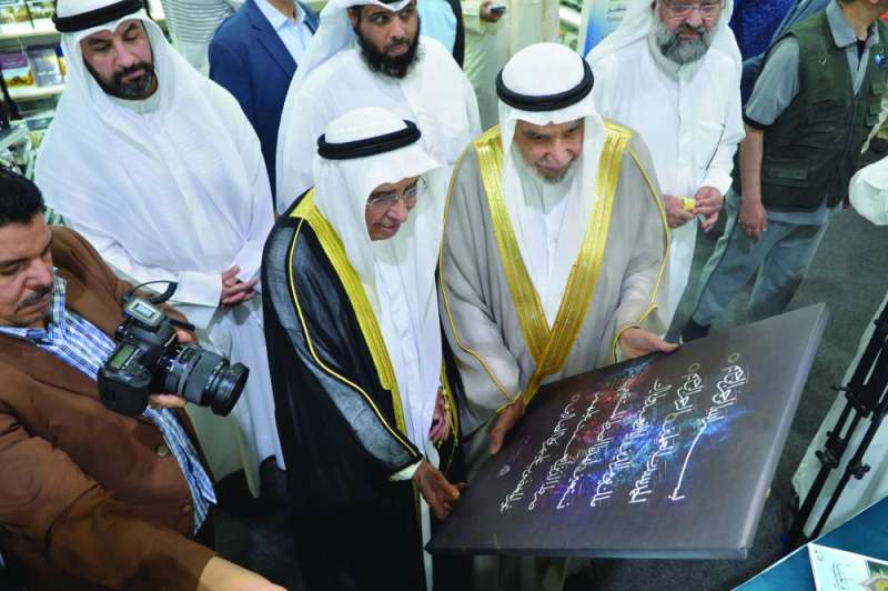 
المذكور والبغلي يطلعان على لوحة فنية