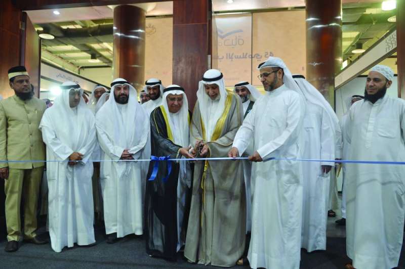 
المذكور يقص شريط افتتاح المعرض بحضور إبراهيم البغلي وعدد من الشخصيات 	(تصوير سعود سالم)