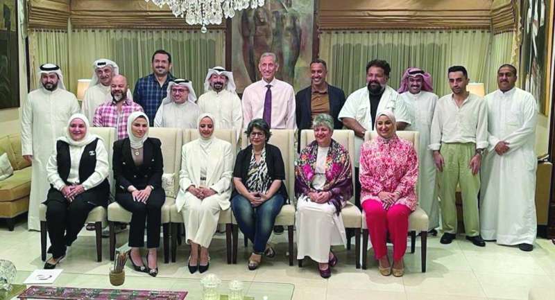 الحضور في لقطة جماعية 