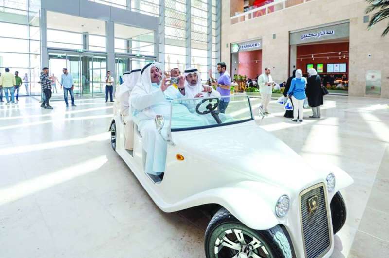 محمد المرزوق وعبدالمحسن الحميضي في جولة بـ «الخيران مول»