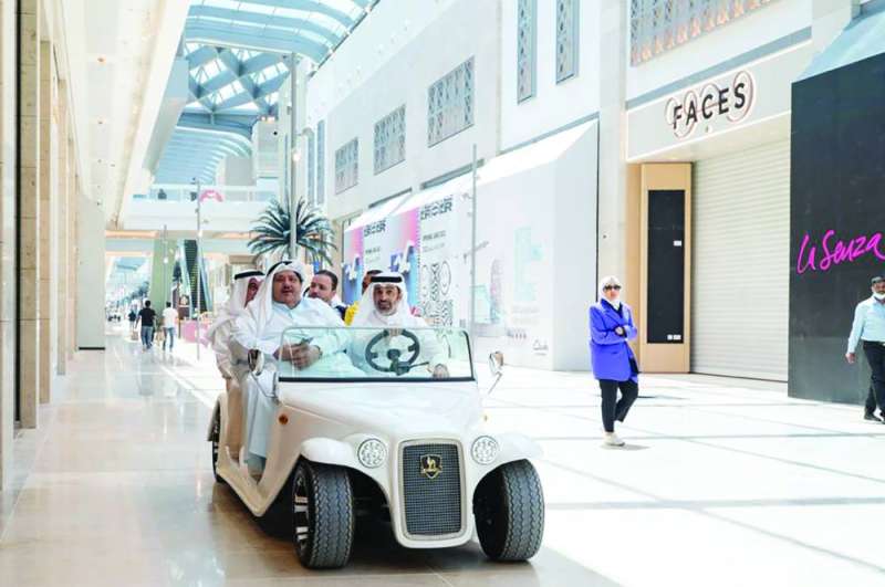 
محمد المرزوق وعبدالمحسن الحميضي وعادل الشمالي في جولة بالمجمع