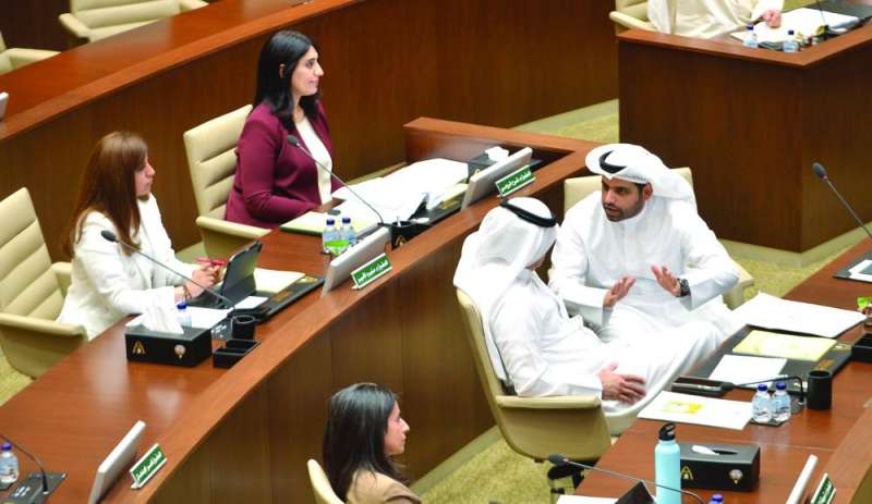 
المحري في حديث جانبي مع نائبه خالد المطيري