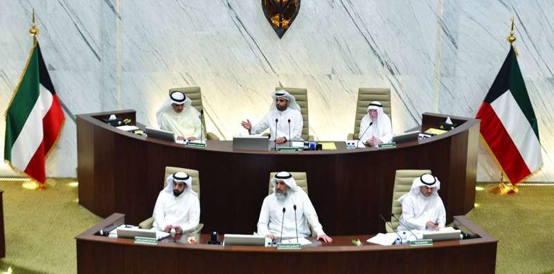 
عبدالله المحري مترئساً الجلسة وبجانبه أحمد المنفوحي 	(تصوير سعود سالم)