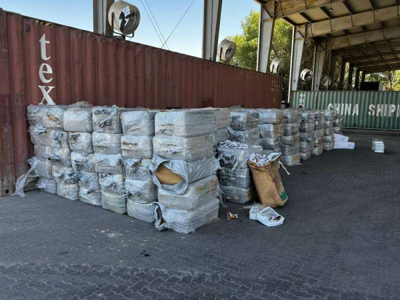 «الجمارك» تضبط 6 أطنان تنباك بسقف «كرفان» في ميناء الشويخ
 