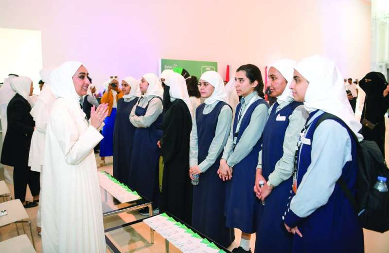 ممثلة إحدى الكليات تشرح لطالبات ما لديها من تخصص