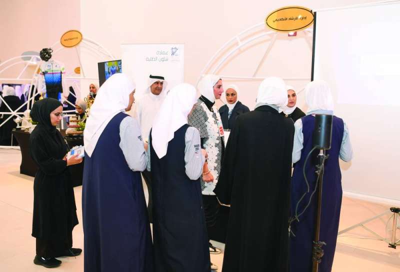 طالبات عند عمادة الإرشاد الأكاديمي في جامعة الكويت