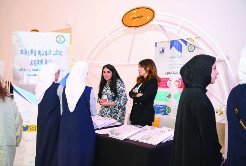 ممثلة كلية العلوم ترد على استفسارات الطالبات