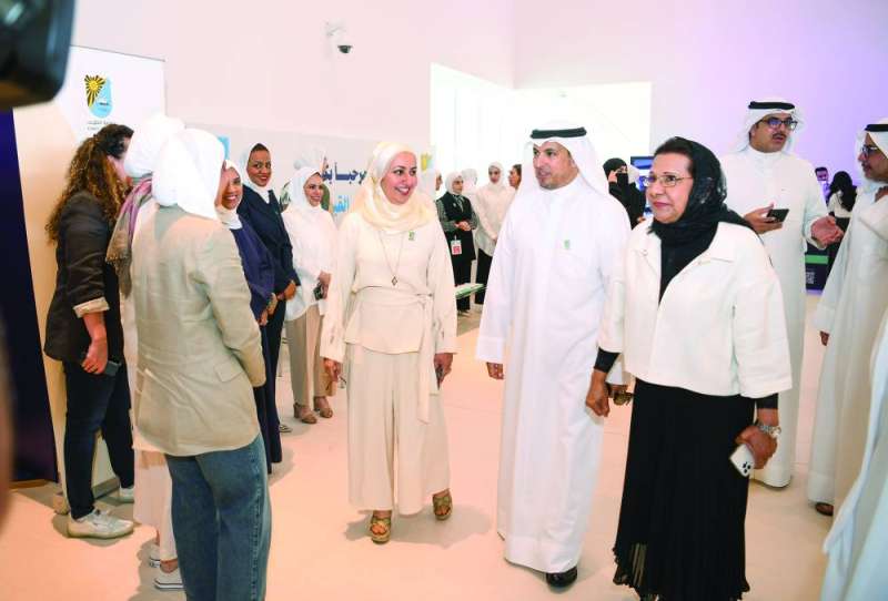 
الدبيس والحمود والجارالله في جولة خلال المعرض