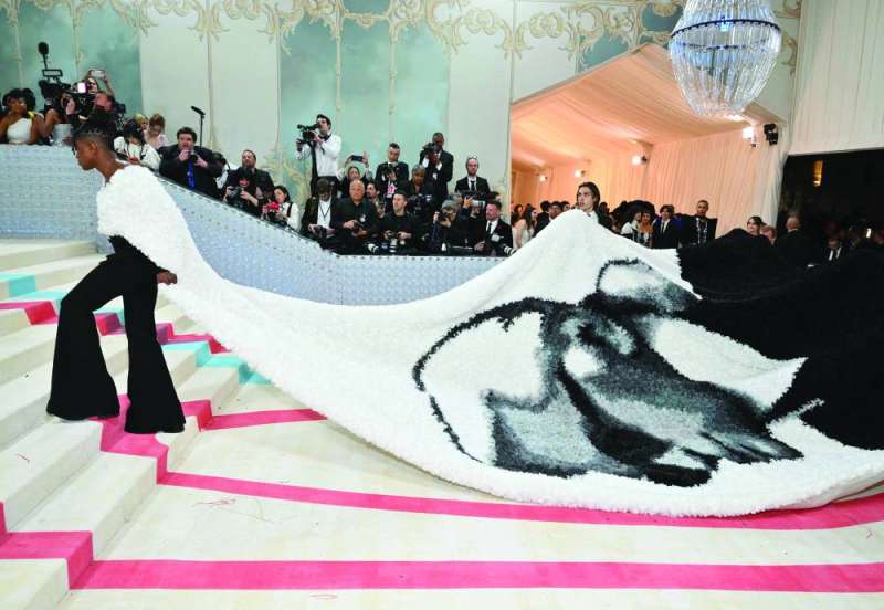 جيريمي بوب يكرّم لاغرفيلد على طريقته