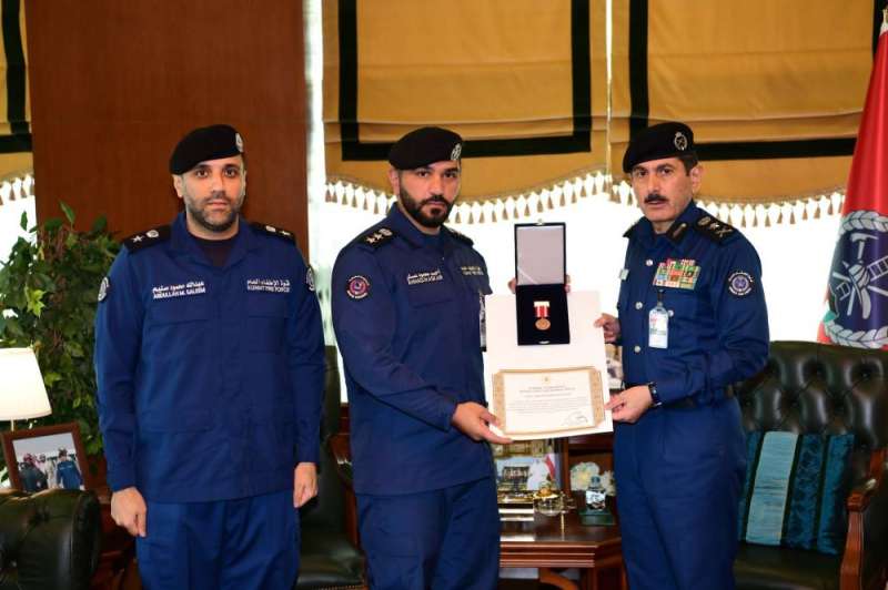 الفريق المكراد مستقبلا العقيد عسكر بمناسبة منح الرئيس أردوغان فريق الغنقاذ الكويتي «وسام التضحية»  