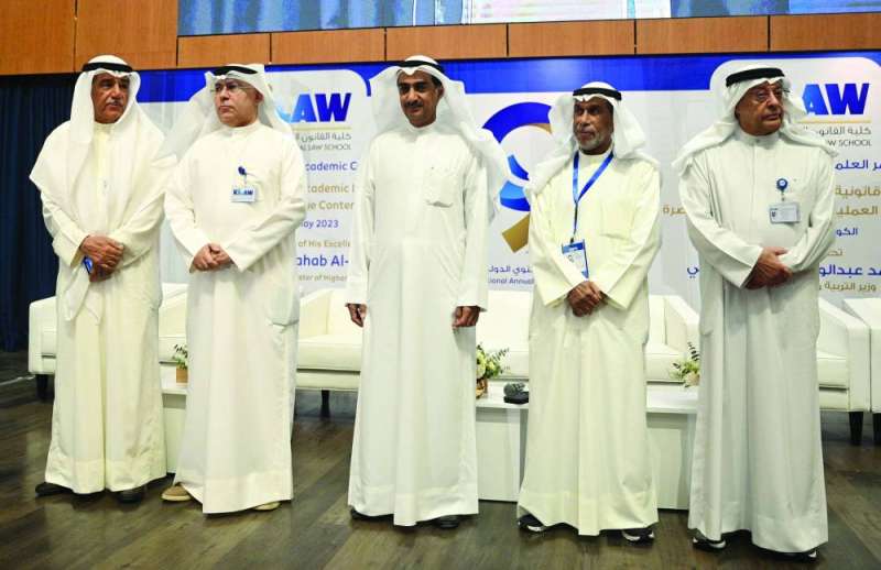 7الخليفة والمقاطع والعلي والكندري والفارسي خلال المؤتمر