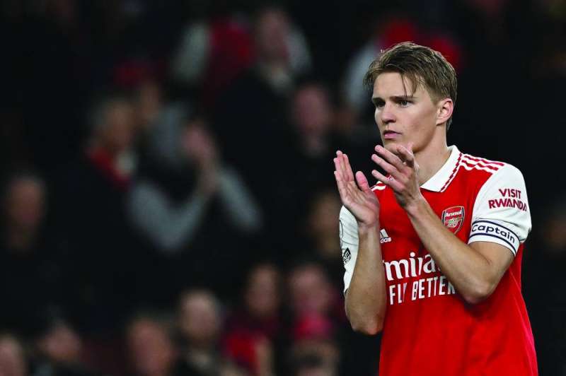 
نجم أرسنال أودين أويغارد محيياً الجماهير بعد الفوز على تشيلسي	(أ ف ب)