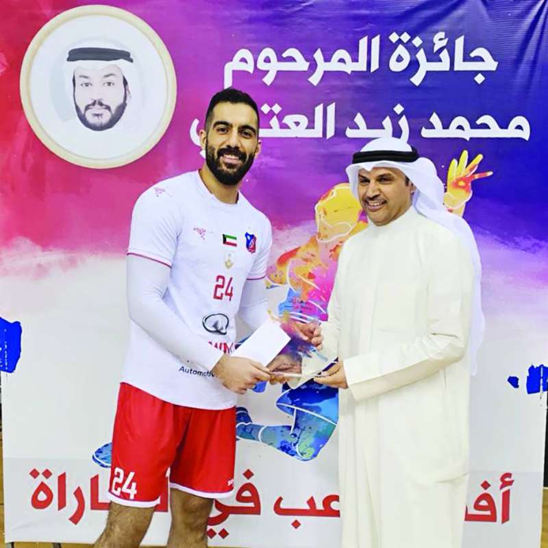 لاعب الكويت محمد عامر يفوز بجائزة الراحل العتيبي