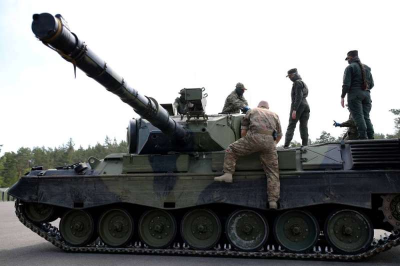 جنود أوكرانيون يتدرّبون على دبابة من طراز «ليوبارد» في ألمانيا