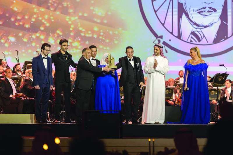 فيصل بافرط مكرماً عائلة الراحل محمد الموجي